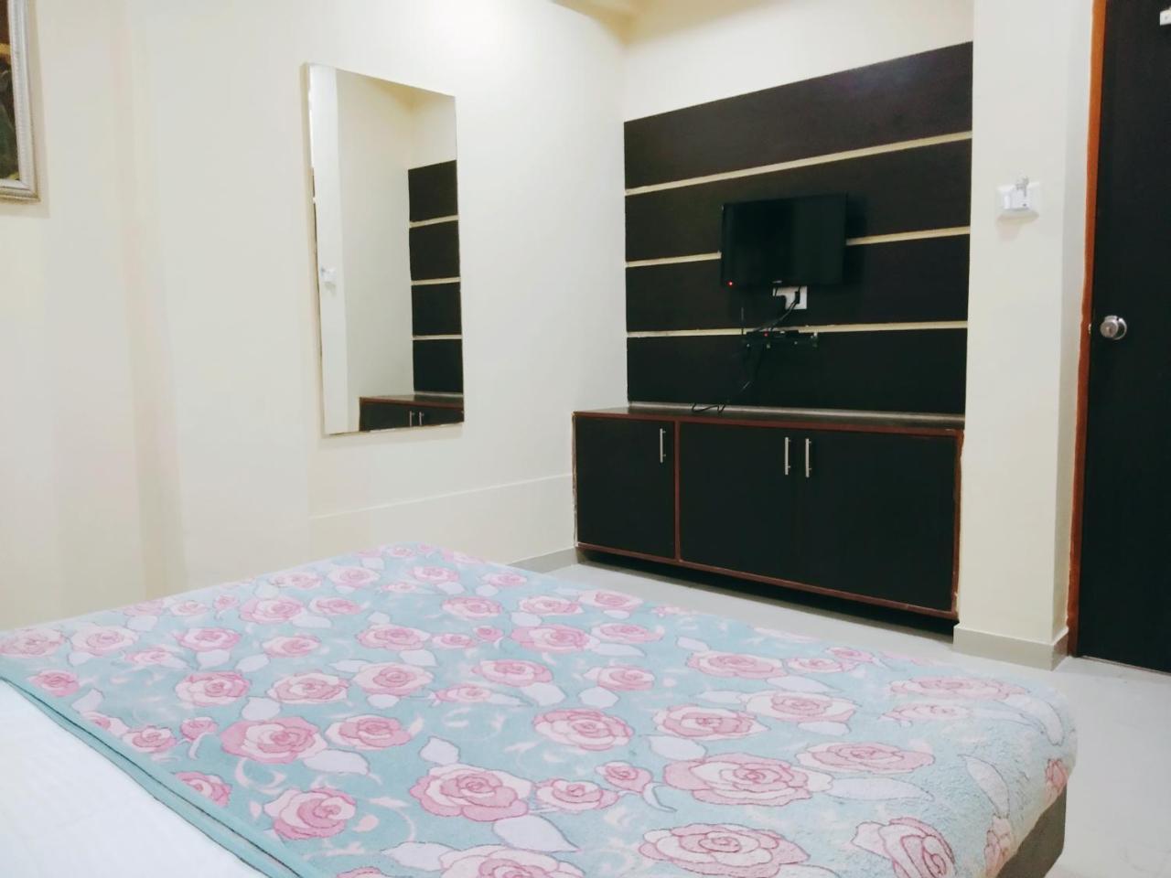 Hotel Krishna Palace Ahmadabad Zewnętrze zdjęcie